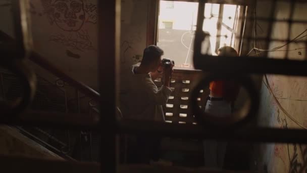 在废弃建筑内靠窗的地方拍摄年轻的亚洲模特的高视角照片 — 图库视频影像