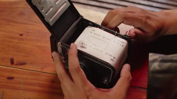Masadaki Eski Kameraya Film Yükleyen Erkek Fotoğrafçının Ellerini Kapatın — Stok video