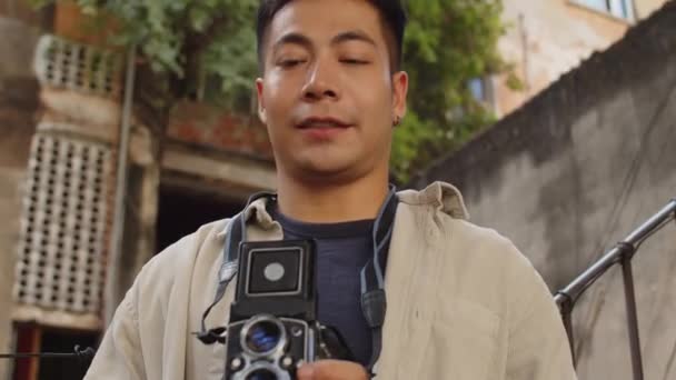 Incline Para Baixo Tiro Homem Asiático Positivo Usando Câmera Antiga — Vídeo de Stock