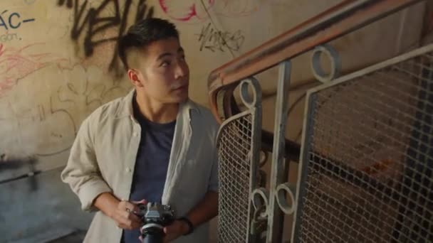 Média Foto Criador Conteúdo Asiático Masculino Capturando Interior Edifício Abandonado — Vídeo de Stock