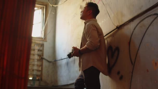 Vista Posterior Del Fotógrafo Masculino Visitando Casa Abandonada Para Tomar — Vídeos de Stock