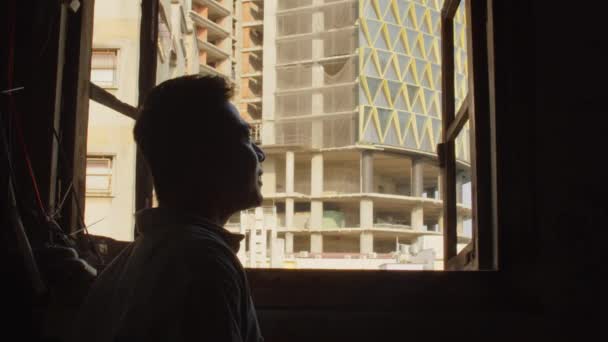 Tylny Widok Sylwetki Człowieka Robiącego Zdjęcie Okna Opuszczonego Miejsca Przechwytującego — Wideo stockowe