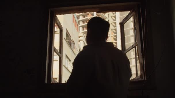 破壊された歴史的建物の窓から写真を撮る男性写真家のシルエットの背景 — ストック動画