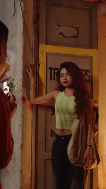 Geni Nin Dikey Görüntüsü Ahşap Kapının Yanında Duran Asyalı Model — Stok video