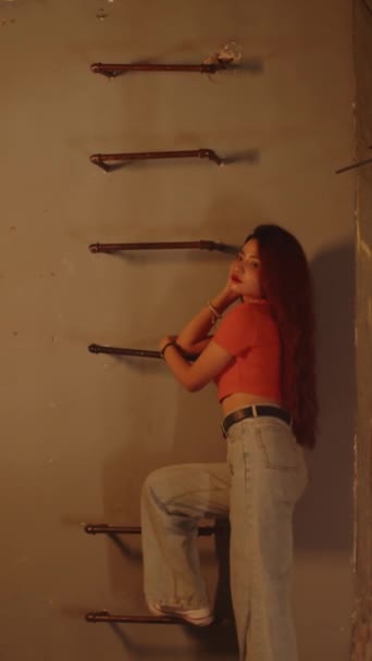 Gen Z型亚洲女模特在室内与矮墙对立面的垂直摄影 — 图库视频影像