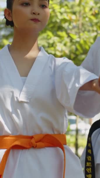 Tiro Vertical Mujer Luchadora Taekwondo Haciendo Puñetazos Jab Mientras Hace — Vídeos de Stock