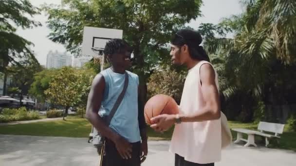 Két Fekete Férfi Széleskörű Beszélgetése Játék Előtt Streetball Játszótéren Videóklipek