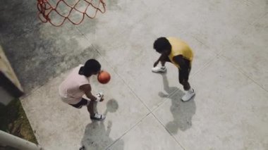 Afrika kökenli Amerikalı erkek sporcuların sokak basketbolu antrenmanında açık havada birlikte vakit geçirmesi.