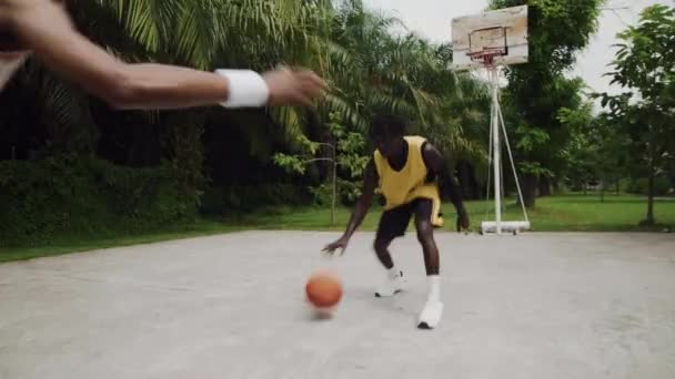 Пара Активних Афроамериканських Спортсменів Які Мають Вуличну Гру Вуличному Майданчику — стокове відео