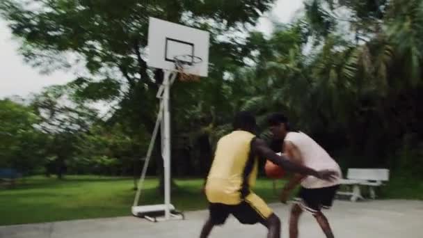 Foto Portátil Dois Esportistas Negros Jogando Streetball Enquanto Passavam Fim — Vídeo de Stock