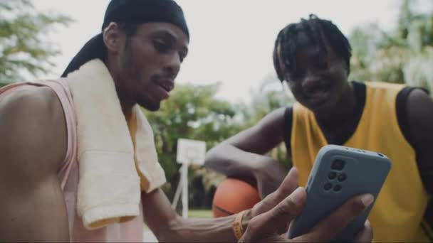 Toma Mano Dos Amigos Varones Negros Discutiendo Juego Streetball Mirando — Vídeo de stock