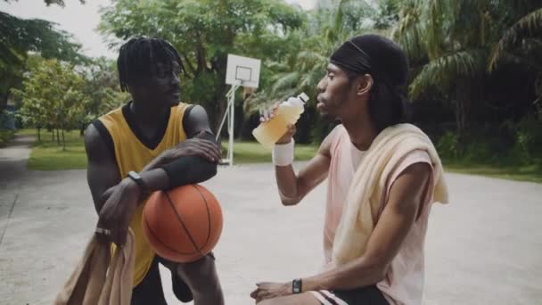 Середній Довгий Знімок Чорного Баскетболіста Який Освіжаючий Напій Пляшки Спілкується — стокове відео