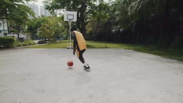 Kézi Felvétel Aktív Férfi Fekete Barátok Játszik Streetball Szabadtéri Játszótéren — Stock videók