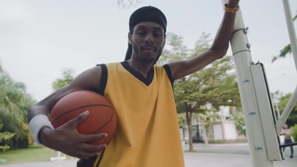 Retrato Lento Ángulo Bajo Del Joven Jugador Baloncesto Negro Que — Vídeos de Stock