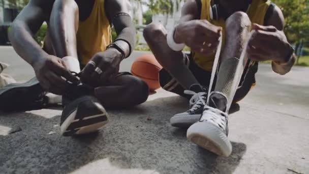Schnürsenkelschuss Von Zwei Männlichen Sportlern Die Vor Dem Spiel Freien — Stockvideo