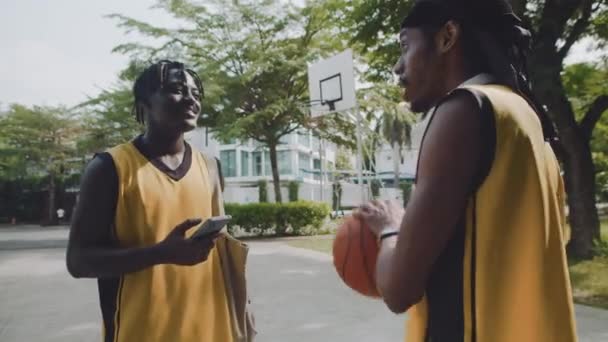 Közepes Felvétel Fekete Férfiak Töltenek Időt Együtt Kosárlabda Játszótér Szabadban — Stock videók