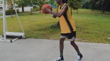 İki Afrikalı Amerikalı arkadaşın el kamerasındaki yavaşlığı sokak basketbolu maçından önce antrenman yapıyor.