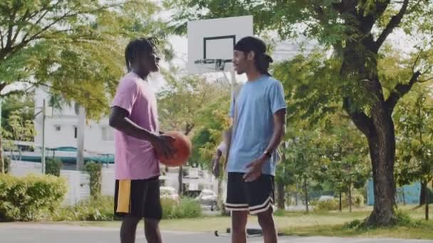 Közepes Távolságból Fekete Sportolók Nézik Képernyőn Okostelefon Találkozó Streetball Szabadtéri Jogdíjmentes Stock Videó