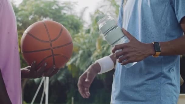 Tembakan Dipotong Dari Dua Laki Laki Pemain Streetball Berjabat Tangan — Stok Video