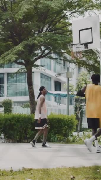 Vertikale Aufnahme Von Zwei Schwarzen Freunden Die Streetball Spielen Während — Stockvideo