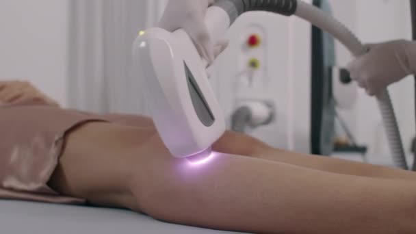 Close Mãos Esteticista Realizando Tratamento Depilação Laser Pernas Cliente Feminino — Vídeo de Stock