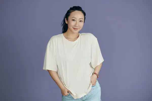 Retrato Estudio Una Joven China Sonriente Camiseta Blanca Fotos de stock libres de derechos