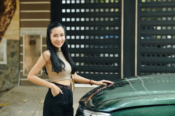 Porträt Einer Glücklichen Vietnamesin Die Neben Ihrem Auto Steht Stockfoto