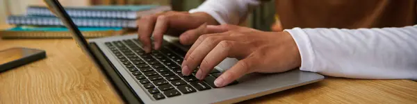 Banner Web Com Mãos Estudante Codificação Laptop Imagem De Stock