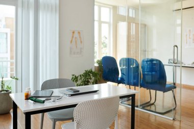 Pratisyen hekimin ofisinde dizüstü bilgisayarlı masa.