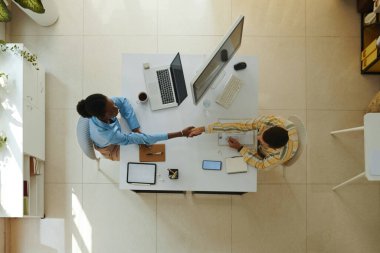 Yönetici ve geliştirici yeni projeyi tartışmadan önce el sıkışıyor