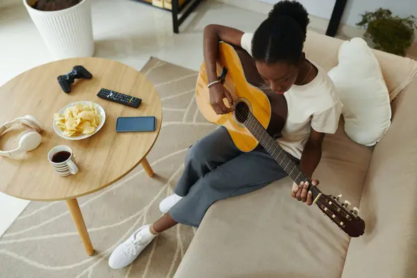 Black Young Woman Learning Playing Guitar Home — Stock Photo, Image
