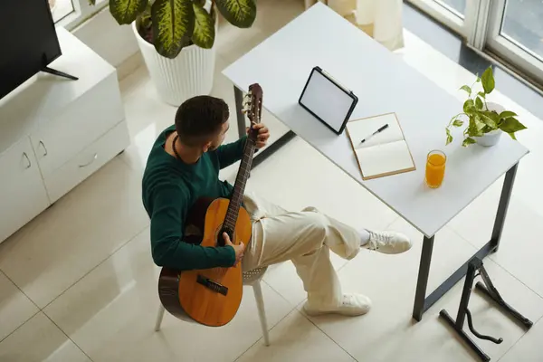 Hombre Creativo Componiendo Canción Tocando Guitarra Tomando Notas Vista Desde Fotos de stock libres de derechos