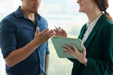 Yeni proje sunumunu tartışan iş arkadaşlarının kırpılmış görüntüsü