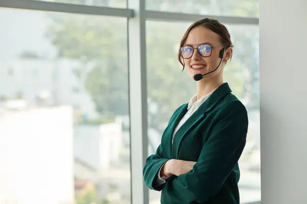 Retrato Mulher Negócios Confiante Sorrindo Usando Headset Mãos Livres Chamar Fotografia De Stock