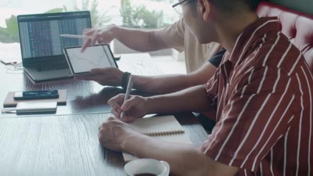 Обрізаний Знімок Чоловічих Інвесторів Які Обговорюють Торговельний Екран Допомогою Цифрового — стокове відео