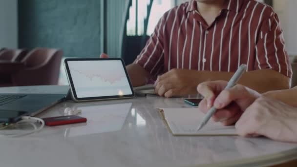 Recorte Estudiante Masculino Teniendo Lección Con Analista Financiero Usando Tableta — Vídeos de Stock