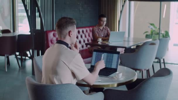 레스토랑에서 화면에 차트와 노트북 앉아있는 위험을 관리자의 — 비디오