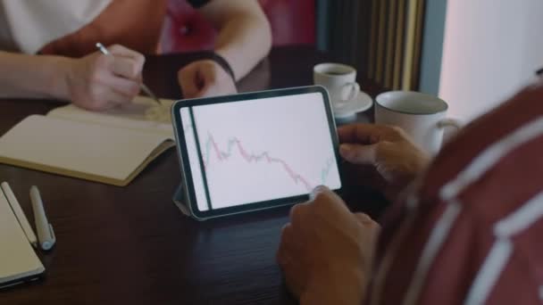 Обрізаний Знімок Рук Невпізнаваного Трейдера Обговорює Карту Фондового Ринку Клієнтом — стокове відео