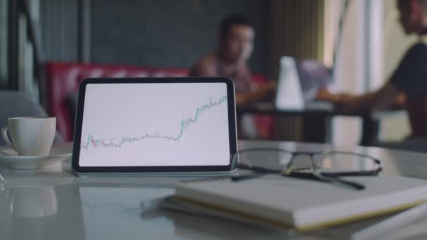 Közelkép Digitális Tabletta Kereskedési Képernyő Asztalon Kávézóban Ember Homályos Háttérrel — Stock videók