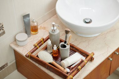 Ev spa tedavisi için krem, yağ ve serumlu tepsi