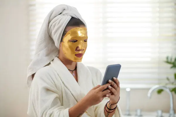 Retrato Mulher Com Máscara Folha Dourada Seu Rosto Mensagens Texto Imagem De Stock