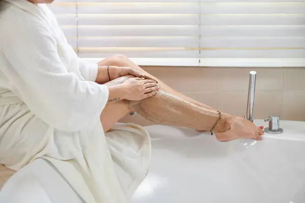 Mulher Sentada Borda Banho Aplicando Esfoliação Corporal Imagem De Stock