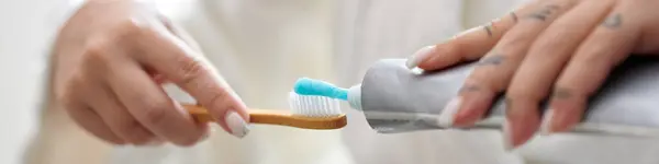 Fırçayla Diş Macunu Sıkan Kadının Yakın Plan Görüntüsü Telifsiz Stok Imajlar
