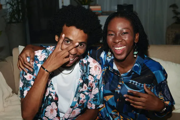 Vrolijk Zwart Paar Bloemen Shirts Nemen Selfie Thuis Rechtenvrije Stockfoto's
