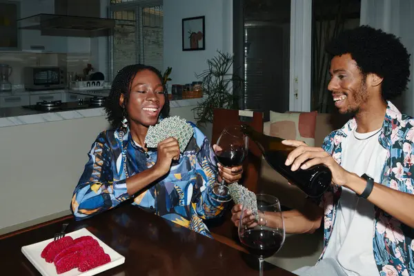 Gülümseyen Siyah Çift Evde Kırmızı Şarap Içip Kağıt Oynuyor Telifsiz Stok Imajlar