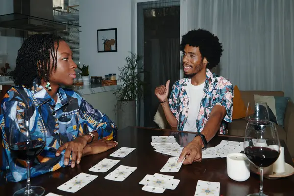 Homem Negro Espalhando Fazendo Propagação Tarô Para Amigo Para Revelar Fotografias De Stock Royalty-Free