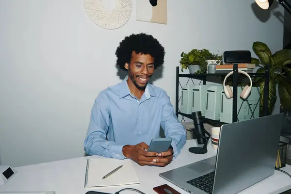 Smiling Negra Empresário Sentado Mesa Escritório Mensagens Texto Amigos Colegas Imagem De Stock