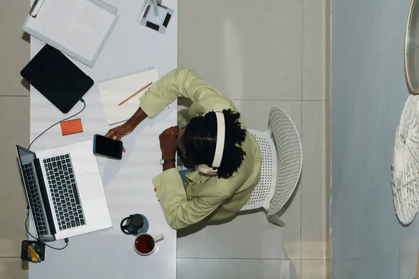 Mujer Negocios Negro Con Auriculares Cuando Trabaja Escritorio Oficina Imagen de stock