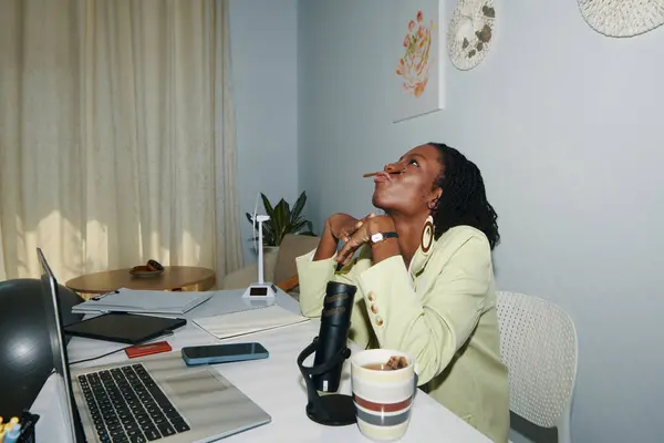 Unatkozó Fekete Üzletasszony Ceruzával Játszik Amikor Rövid Szünet Munkahelyen Stock Fotó