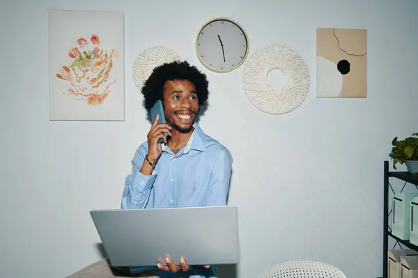 Portré Izgatott Fekete Vállalkozó Beszél Telefonon Jogdíjmentes Stock Fotók